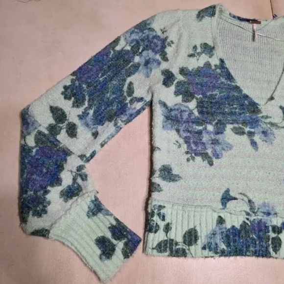 Free People Blue Rose V-Neck Sweater Size Medium - Picture 2 of 8